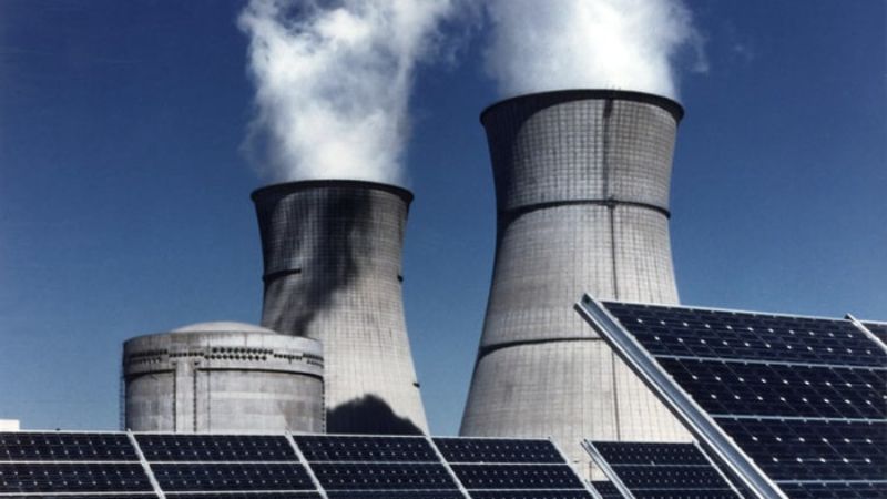Zonnepanelen en 2 grote kokers waar stoom/rook uit komt.