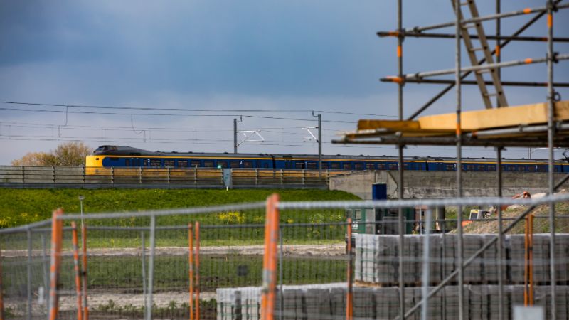 Een foto van een rijdende trein.