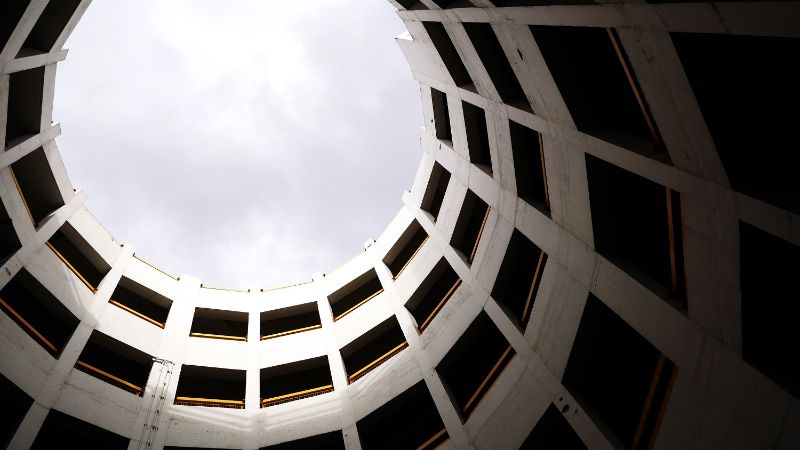 Een foto van een rond gebouw.