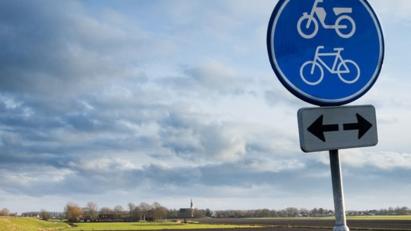 Een blauw fietspadbord.