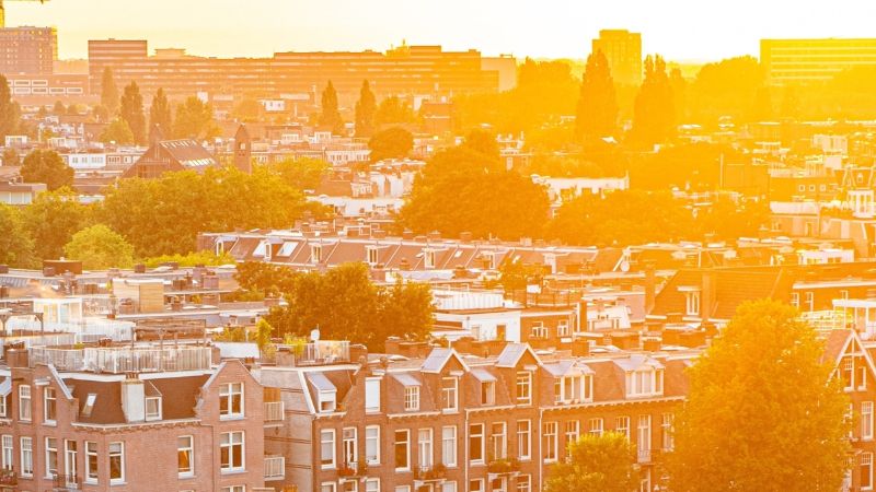 Een foto van Amsterdam. Het lijkt erg zonnig door de oranje kleuren.
