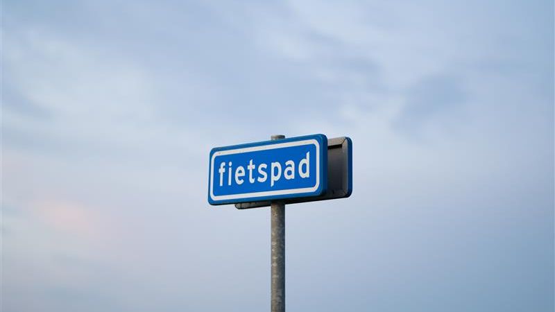 A picture of a bike path.